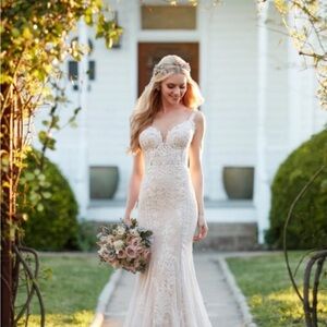 Martina Liana 905
Cream Lace Bridal Gown